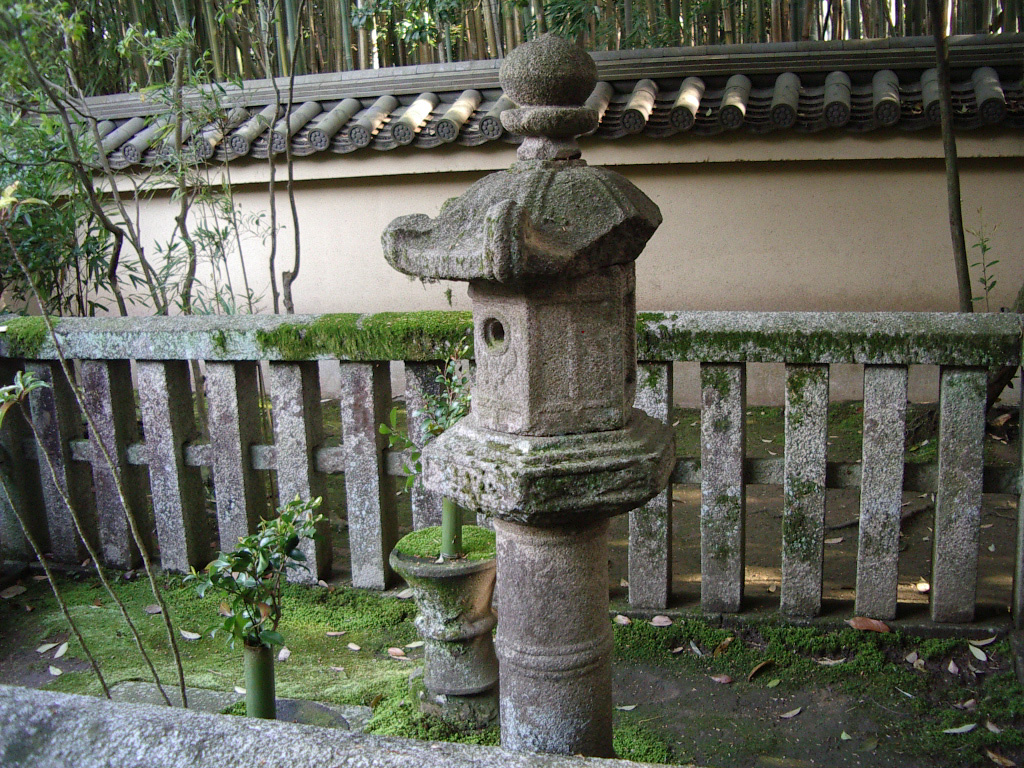 天辺少し欠けあります。 大きい灯籠